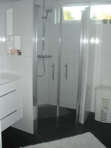 Badkamer installeren Rewo & de Jong